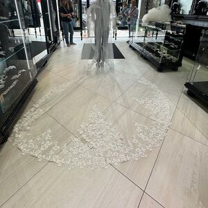 Elegant White Lace Wedding Veil